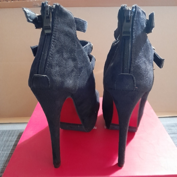 Black and Gold Platted Strap Heels by Crape Myrtle Size 38 - Picture 9 of 10